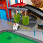 Set de joaca  Freeway Frenzy RaceWay KidKraft -  Masuta cu Pista de Curse pentru Mansinute si Rampa de Viteza  cu lift garaj lego